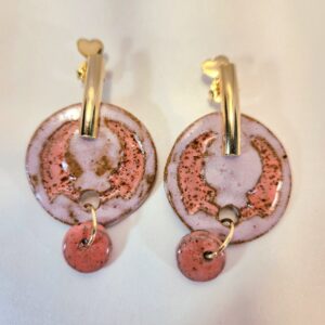 Brincos botao rosa e coral.