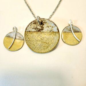 Conjunto areia e mar.