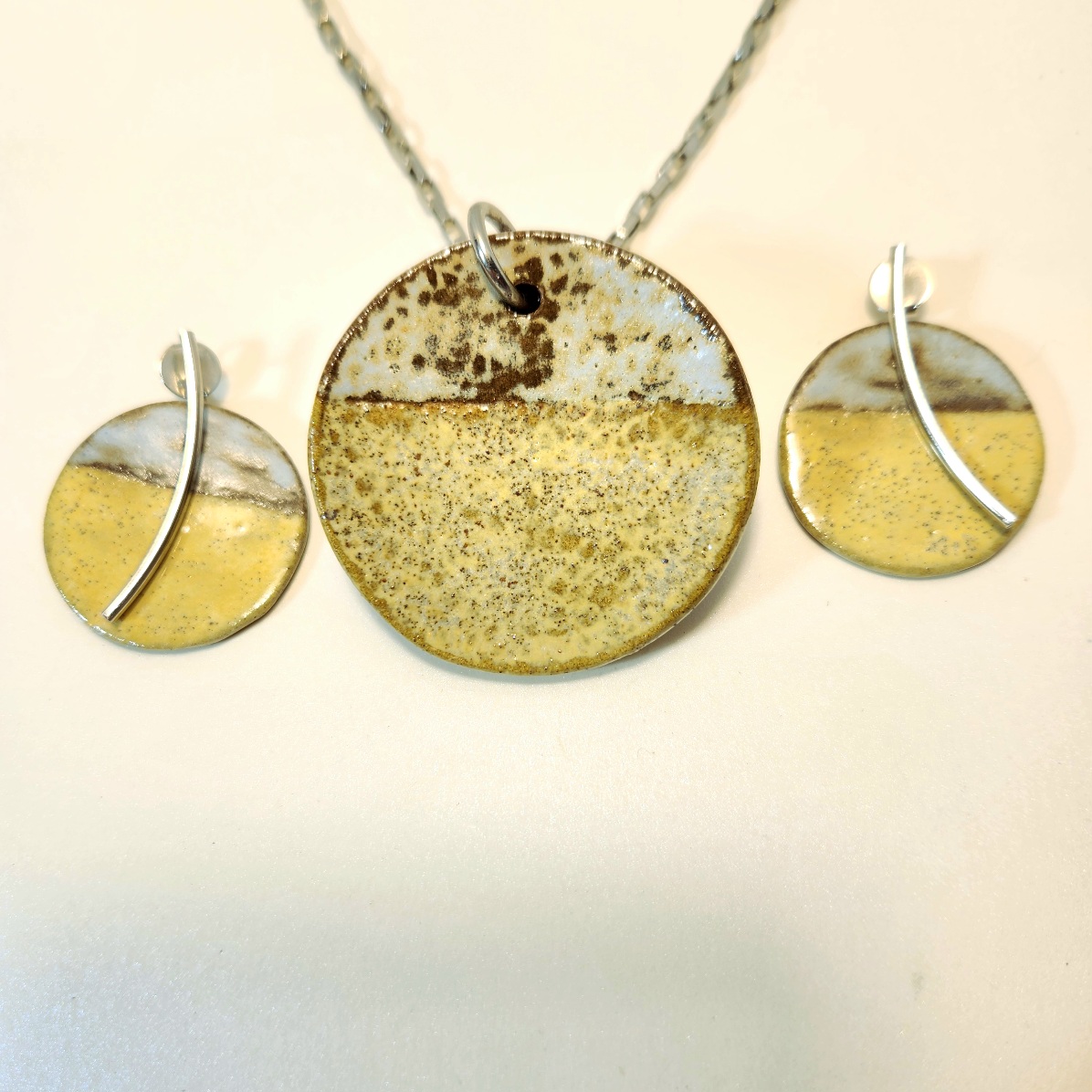 Conjunto areia e mar.