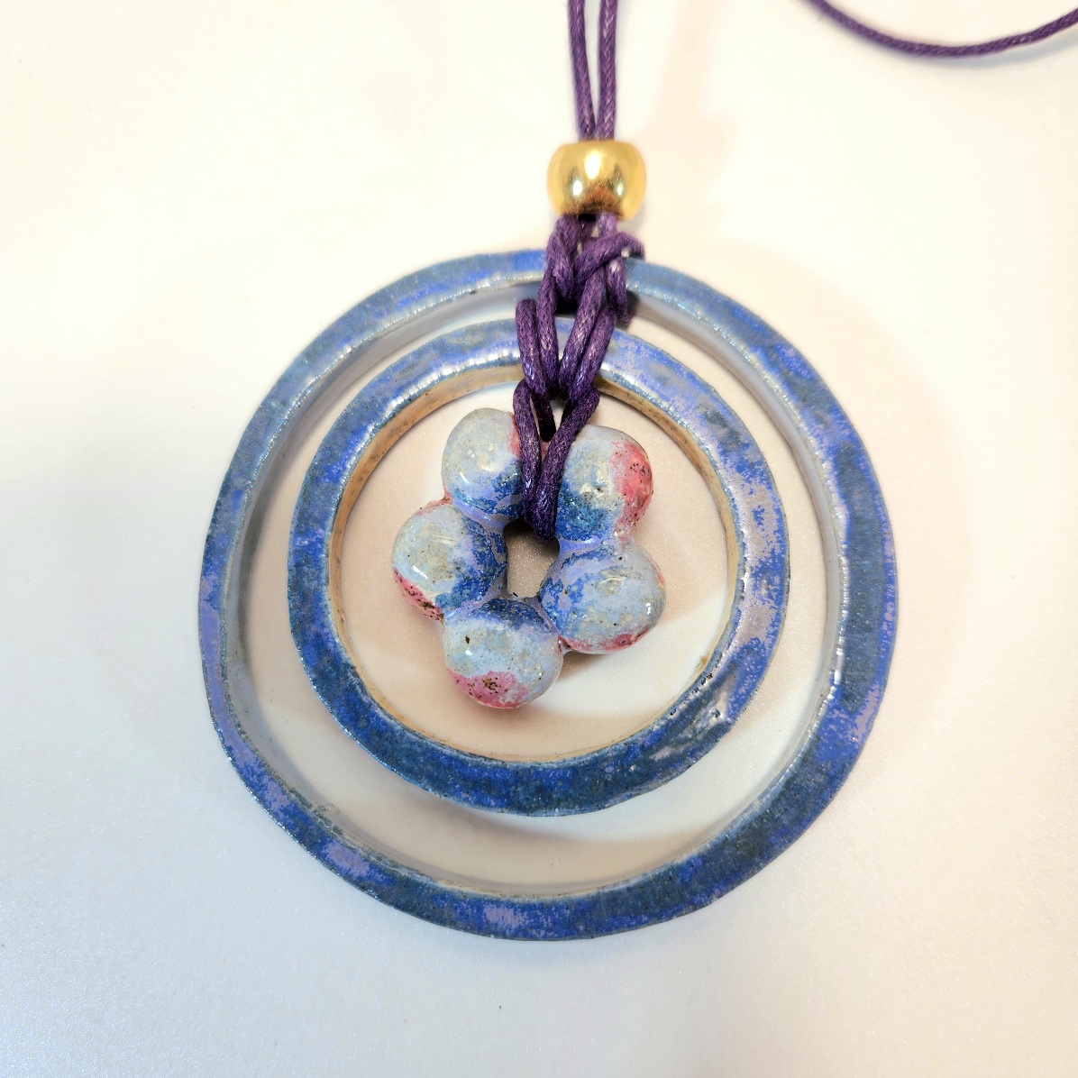 Colar ciclo eterno com cordao.