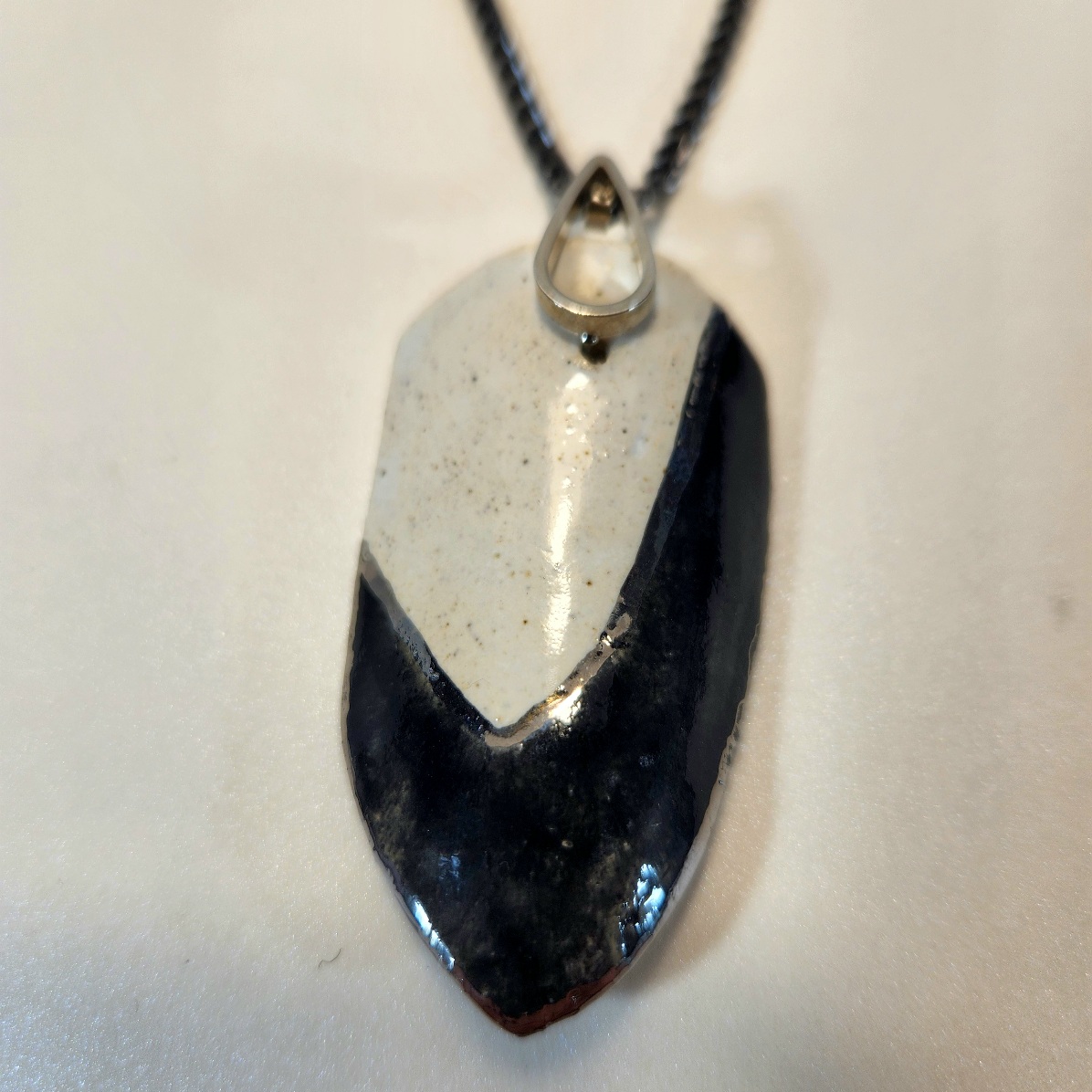 Colar branco e preto.