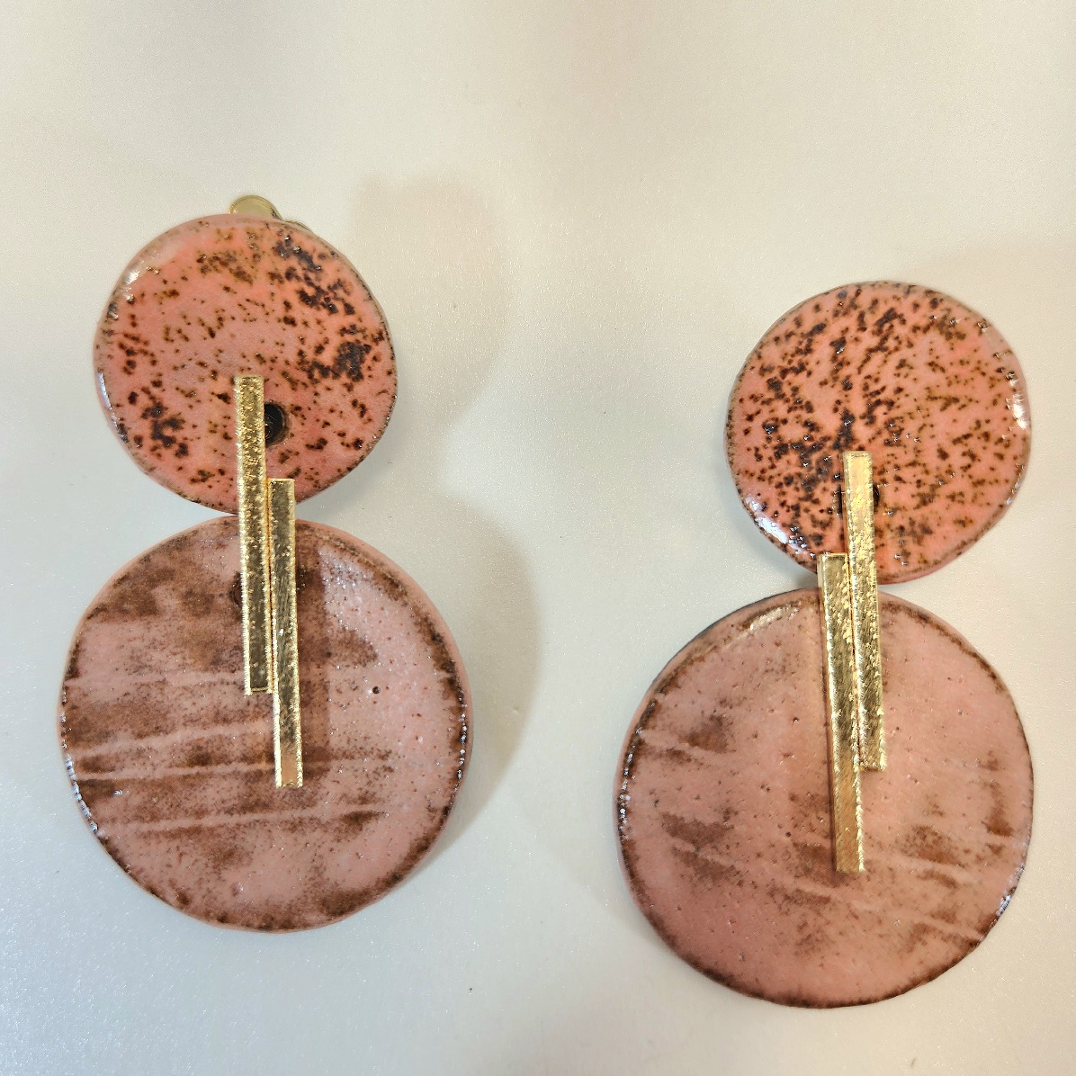 Brincos eco de amor coral.