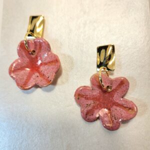 Brincos flores com listras