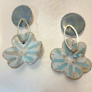 Brincos flores listradas.