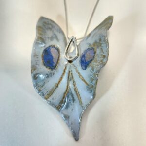 Colar borboleta celeste e azul.