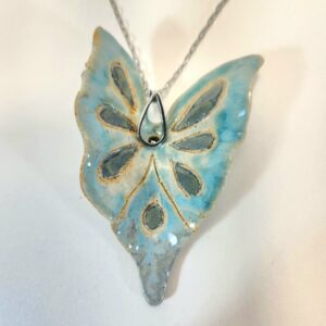 Colar borboleta e energia.