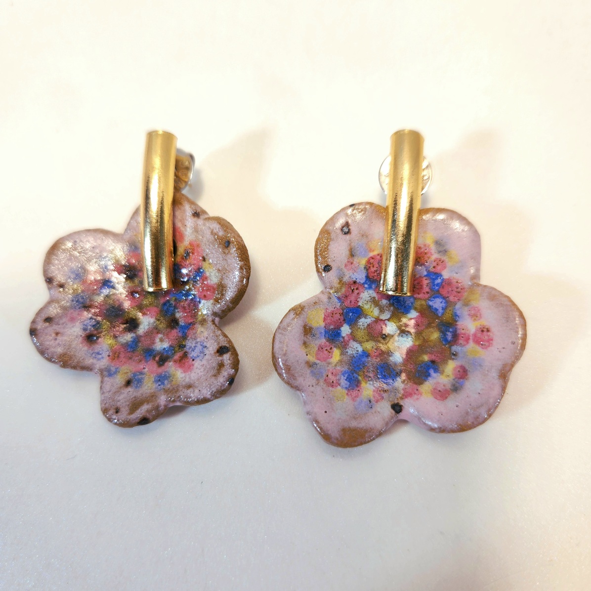 Brincos trevol colorido.