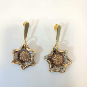 Brincos flor com ouro.