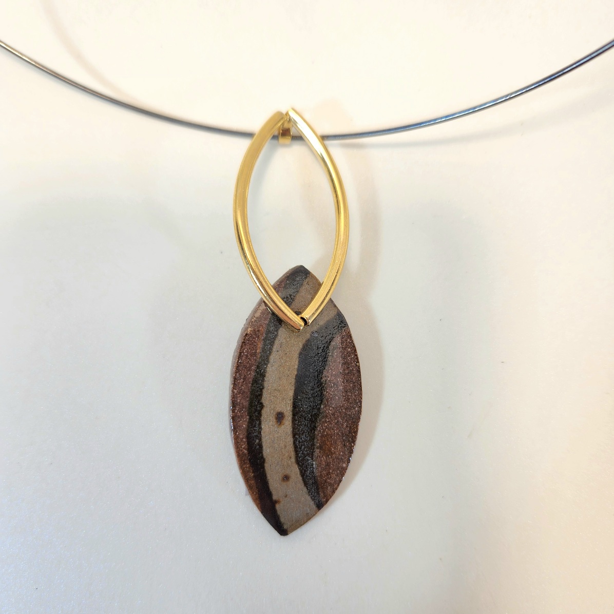 Colar choquer pacto com a terra.