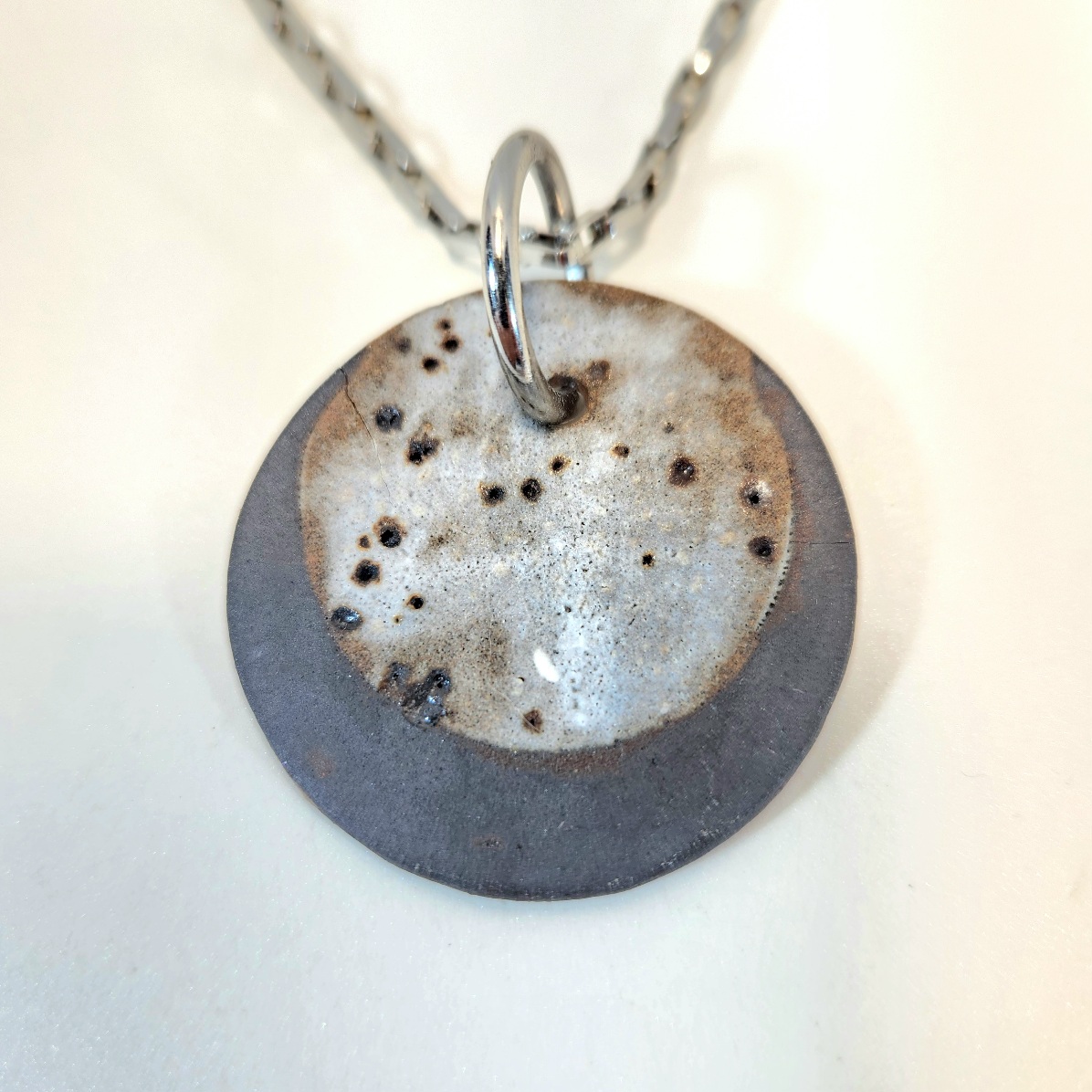 Colar coracao de lua.