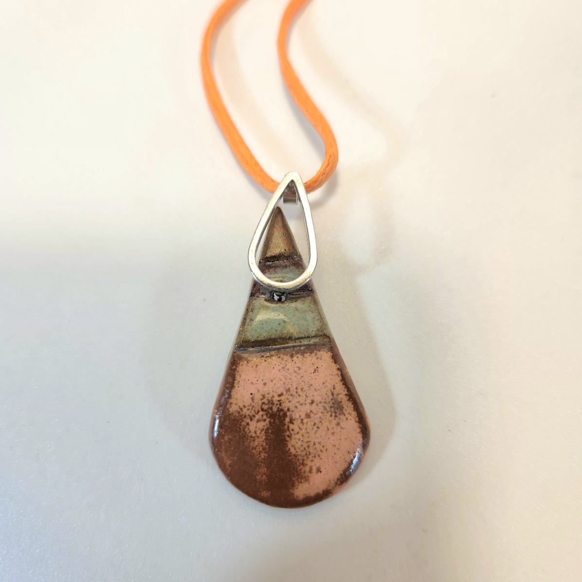 Colar lagrima colorida