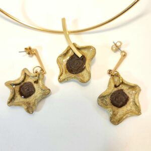 Colar choquer flores.