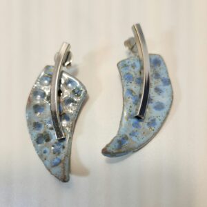 Brincos azuis com pontinhos