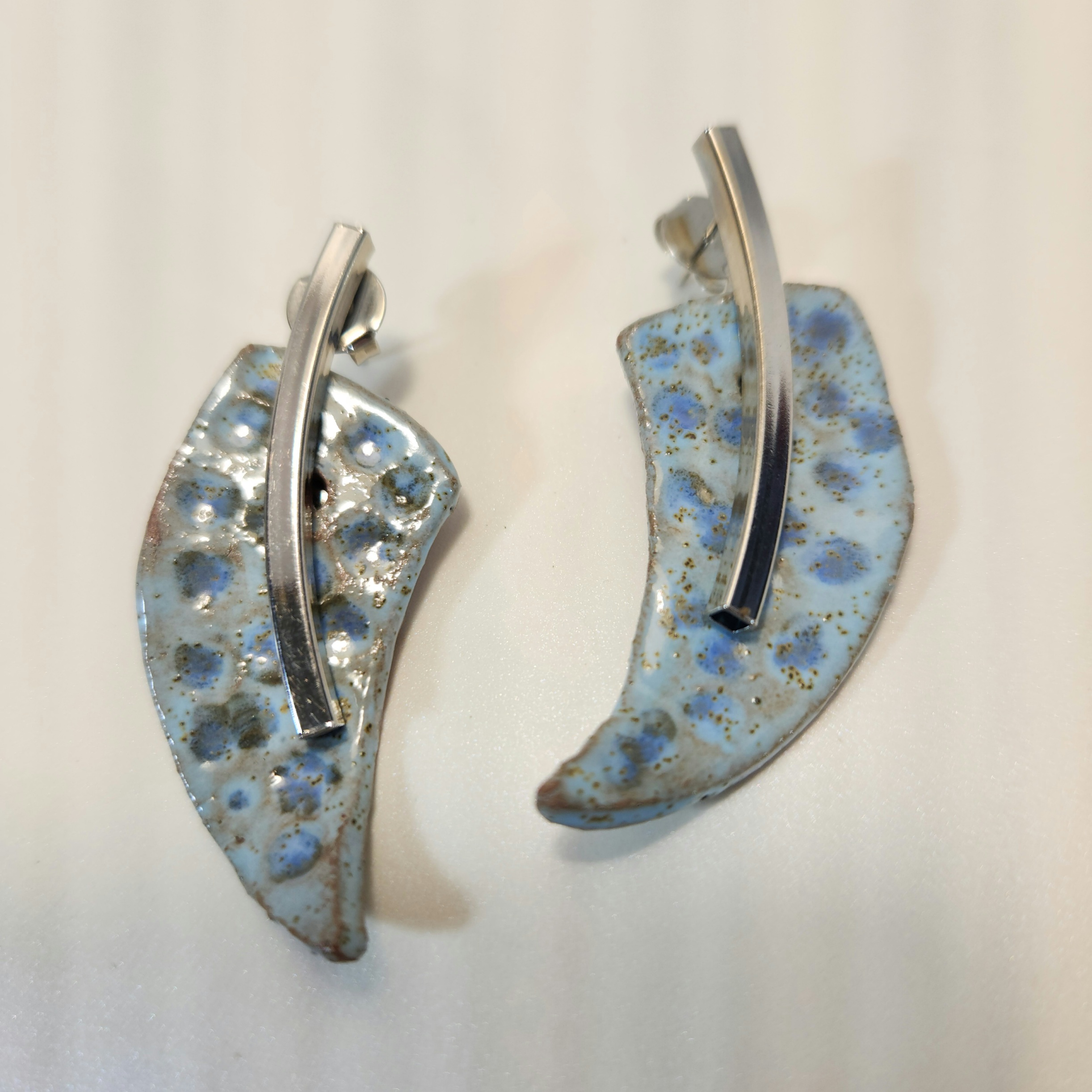 Brincos azuis com pontinhos