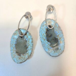 Brincos azuis e verdes