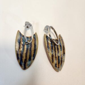 Brincos escudo com listras.