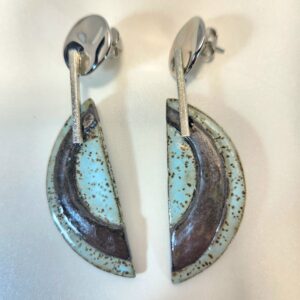 Brincos com lineas celestes e cinzas