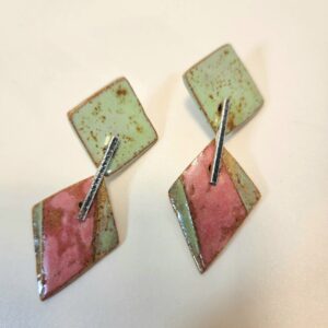 Brincos rombo vermelhos e verdes