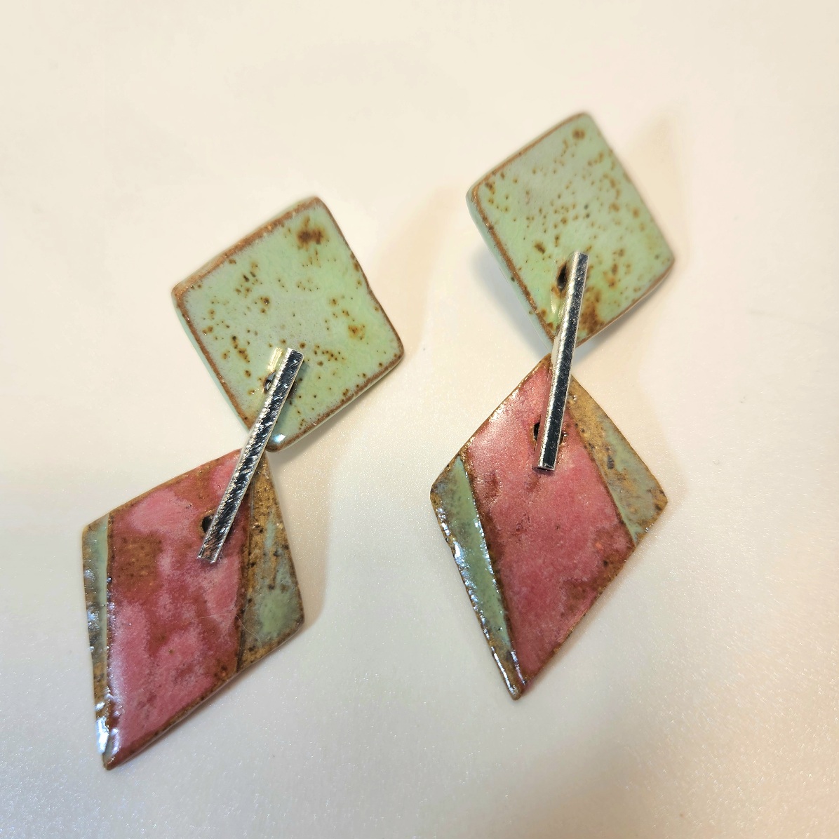 Brincos rombo vermelhos e verdes