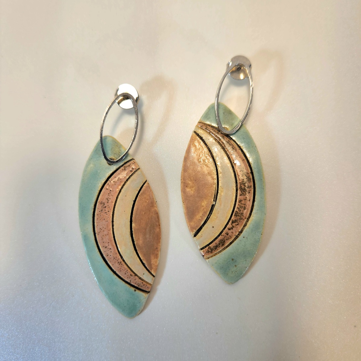 Brincos verdes e marrons