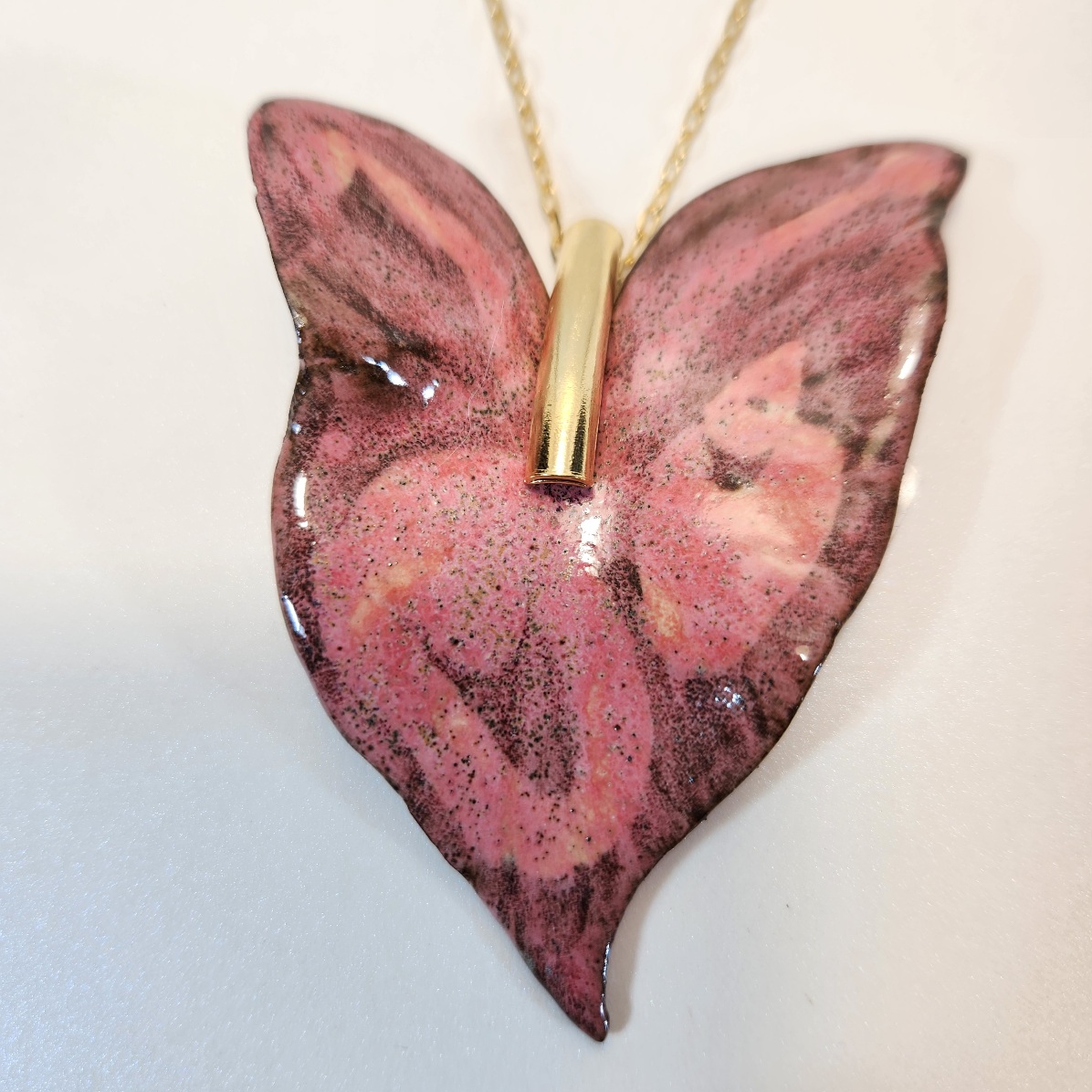 Colar  borboleta dois arcilhas rosa