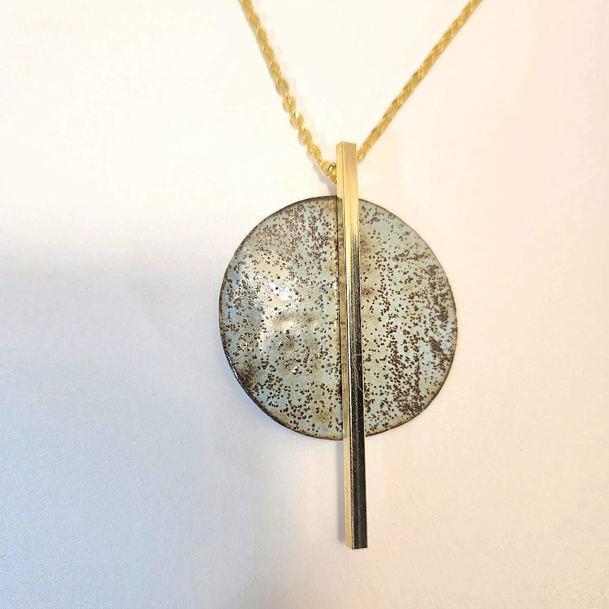 Colar circular verde.