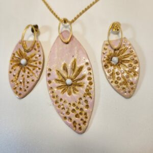 Conjunto flor dourada com pintinhos