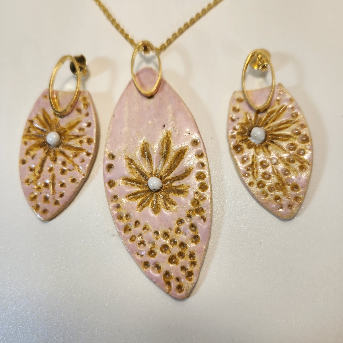 Conjunto flor dourada com pintinhos