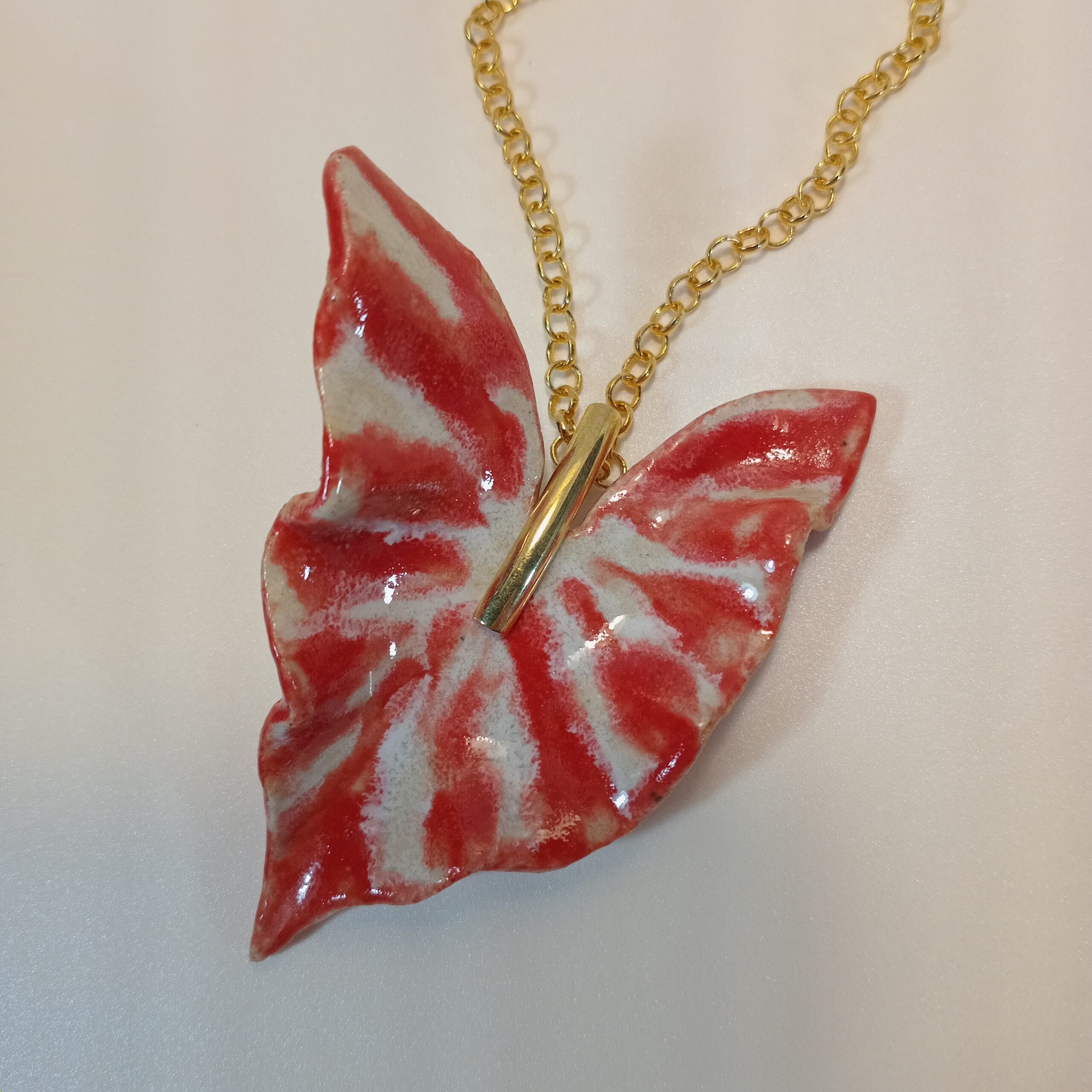 Colar borboleta vermelha.