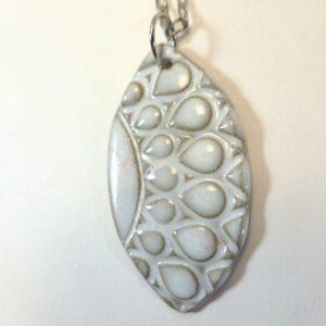 Olhos de gotinhas brancas.