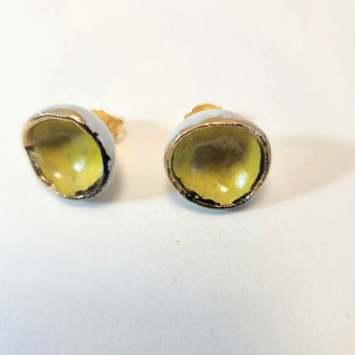 Botão amarelo e dourado