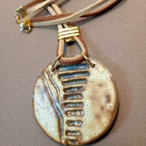 Escadas. Colar com cordão.