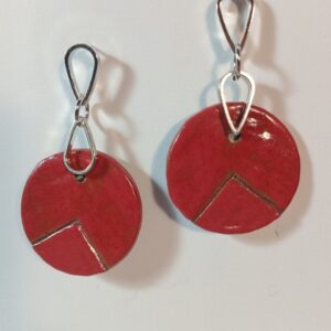 Brincos circulos vermelhos.