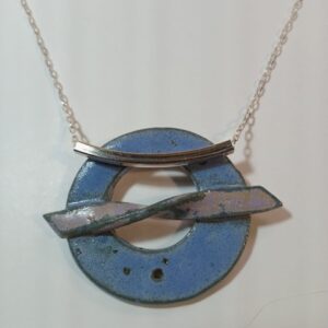 Colar assas de prata.