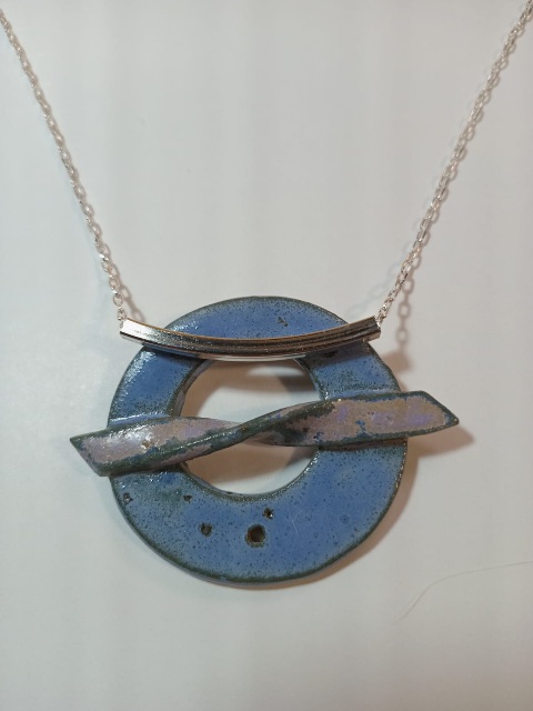 Colar assas de prata.