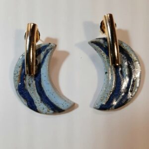 Brincos luas com listras azuis.