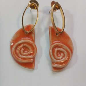 Brincos espirais laranjas.