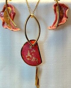 Conjunto coral e ouro.