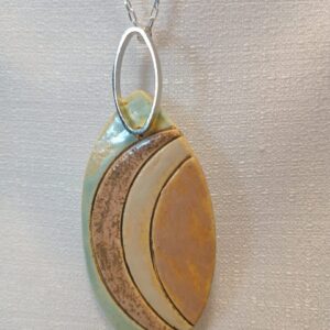 Colar folha tricolor pastel