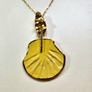 Colar amarelo e ouro.